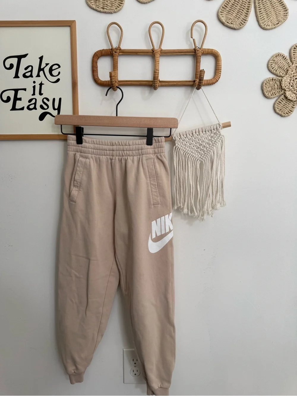 Nike - big kid size M - jogger sweatpants